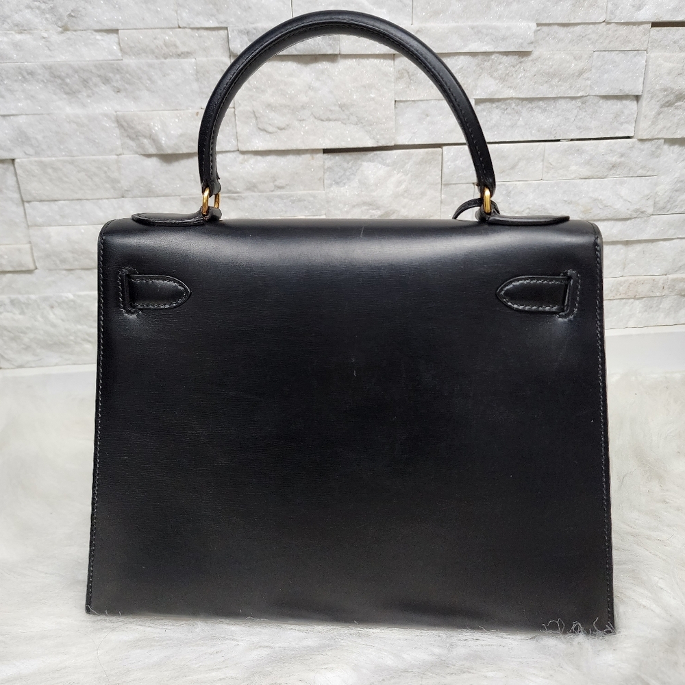 Hermès Kelly 28 in Black Box Leather with Gold Hardware - Picture 5 of 17